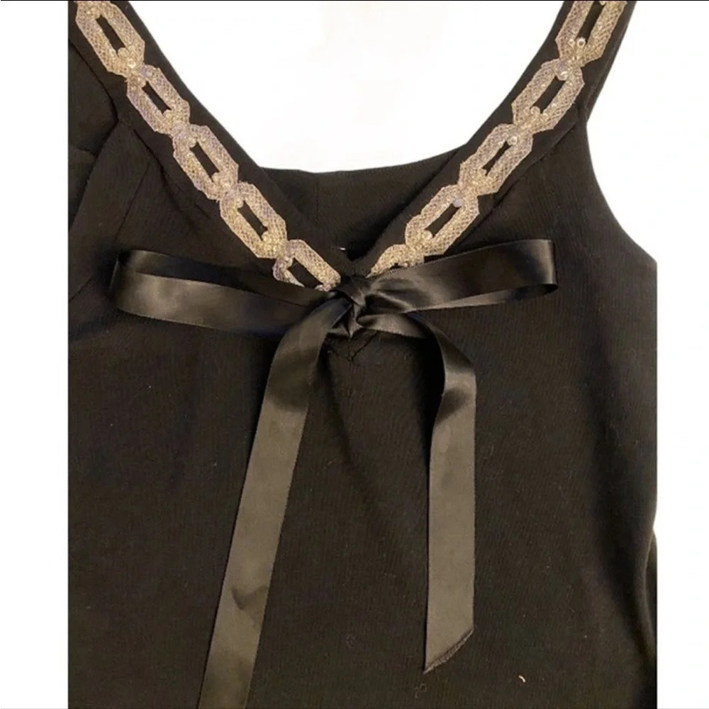 Black sleeveless sweater with beaded detail & bow‎